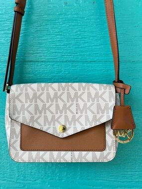 Michael Michael Kors GREENWICH SMALL SIGNATURE FLAP CROSSBODY
Retail price $248
